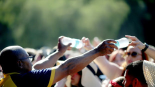 &Aacute;gua engarrafada cont&eacute;m centenas de milhares de pequenos fragmentos de pl&aacute;stico, diz estudo