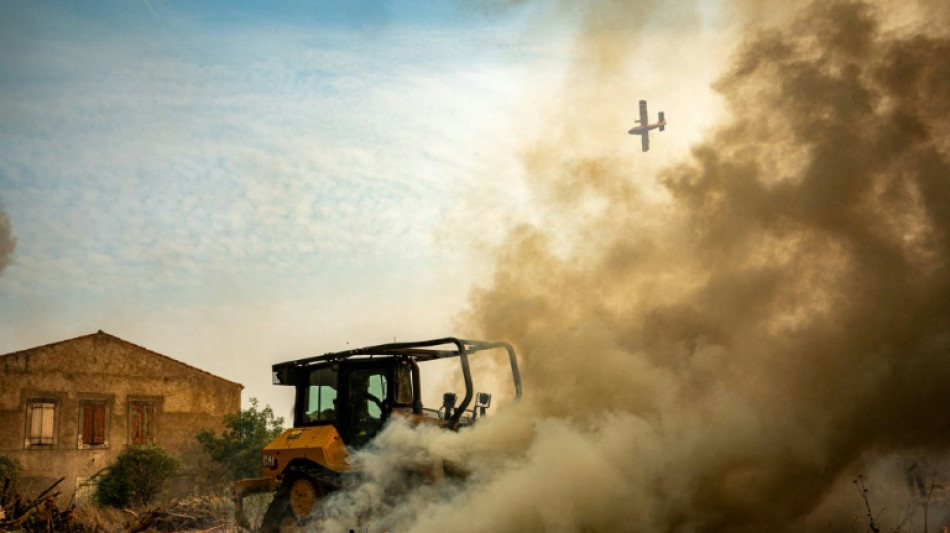 Dans l'Aude, les pompiers peinent &agrave; fixer l'incendie d'une ampleur exceptionnelle