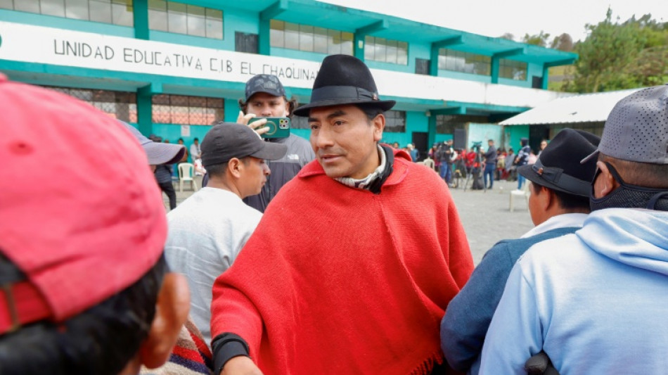 Una comunidad ind&iacute;gena de Ecuador libera a tres polic&iacute;as que manten&iacute;a retenidos