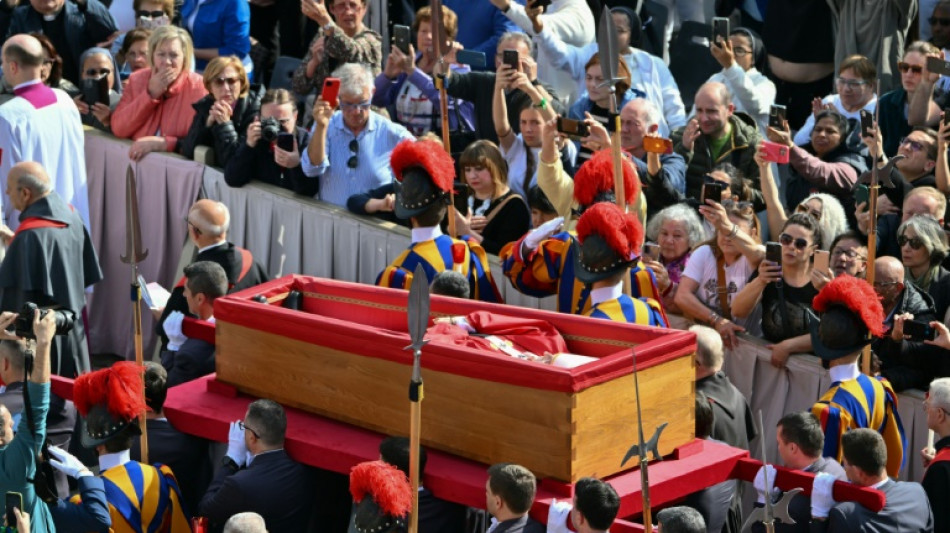 Los fieles empiezan a despedirse del papa Francisco