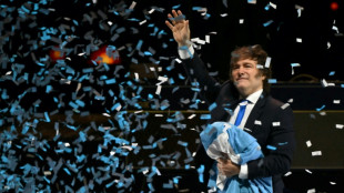 Milei presenta su libro cantando rock en medio de una crisis pol&iacute;tica