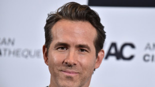 Hollywood honra a Ryan Reynolds, superh&eacute;roe convertido en due&ntilde;o de modesto club de f&uacute;tbol 